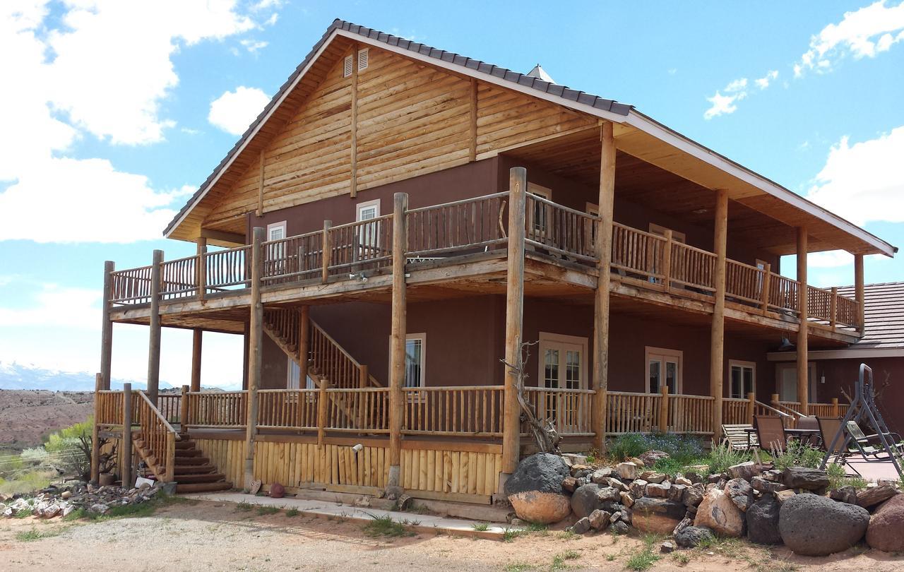 Sunlit Oasis Bed & Breakfast Notom Bagian luar foto